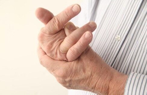Pain in the finger joints in the elderly